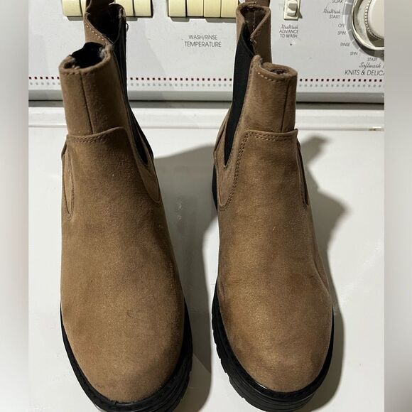 Old Navy size 6 Chelsea lug boot in taupe - Picture 2 of 5